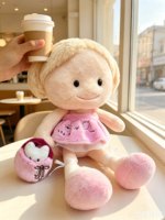 Adorable poupée en tissu doux avec des tresses blondes et un salopette à carreaux, rembourrage en coton PP, 100% polyester, pour les enfants, cadeau, décoration