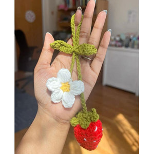 Llavero de ganchillo hecho a mano con diseño de fresa y flor, rojo, blanco y verde, bonito patrón de frutas, amuleto tejido, amuleto de fresa de ganchillo. - Product Image 3