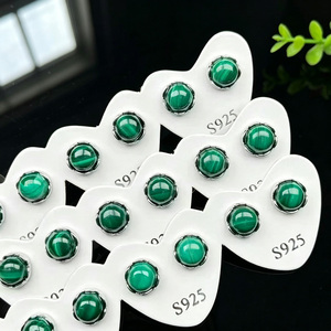 Boucles d'oreilles ovales en malachite naturelle vintage en gros, clous d'oreilles en pierre précieuse verte, bijoux en cristal de guérison, cadeau d'anniversaire - Product Image 1