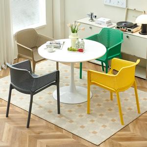 Silla de jardín de plástico con malla amarilla, mueble de exterior con reposabrazos para patio o balcón. - Product Image 4