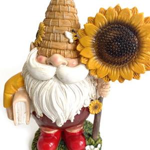 Statua Decorativa da Giardino a Forma di Gnomo, con Gnomo che Tiene un Girasole e un Libro, Ideale per Cortile, Prato e Portico - Product Image 6