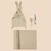 Coffret Cadeau 5 Pièces : Doudou Lapin en Mousseline, Hochet en Bois et Bavoirs pour Bébé - Offre Spéciale