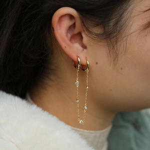 Boucles d'oreilles créoles doubles plaquées or avec chaîne fine à pampilles et breloque romantique en zircon cubique pour femme, idéales pour les fêtes et mariages - Product Image 2