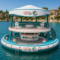 Île aquatique gonflable commerciale avec canapé lounge, comptoir de bar et parasol pour la location en resort, la plage et l'utilisation extérieure