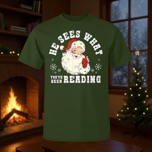 Camiseta navideña con diseño de Papá Noel que ve lo que estás leyendo - Product Image 3