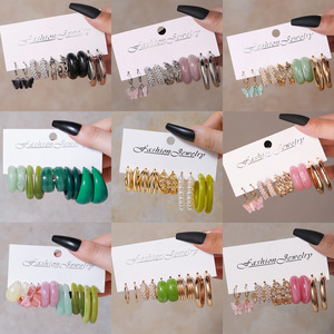 Boucles d'oreilles pendantes en résine en forme de C avec pendentif papillon, style coréen, ensemble de clous d'oreilles en perles, pour soirée - Product Image 1