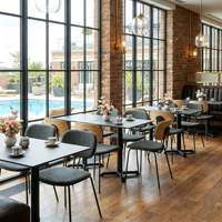 Ensemble de salle à manger de style mi-siècle de qualité commerciale, tables avec base en métal noir + chaises avec dossier en bois clair pour bistro et restaurant de restauration rapide