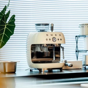 Machine à expresso électrique tout-en-un semi-automatique en acier inoxydable EGF03 avec mousseur à lait intégré et moulin à grains - Product Image 3