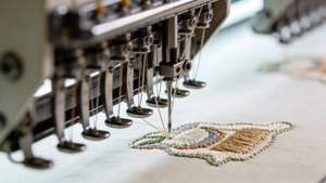 เครื่องปักคอมพิวเตอร์คุณภาพสูงแบบหัวเดียว 15 เข็ม รุ่นใหม่ สำหรับใช้ในเชิงพาณิชย์และใช้ในบ้าน เหมาะสำหรับปักหมวก เสื้อยืด เสื้อผ้า ถุงเท้าแบบแบน - Product Image 3