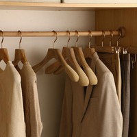 DS4713 Cintre pour pantalons peu encombrant avec barre de pantalon et encoches d'épaule Cintre pour pantalons en bois naturel avec crochets Cintres en bois