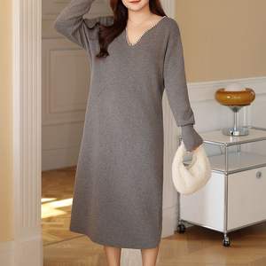 เดรสไหมพรมคอวีสีพื้นทรงหลวมสไตล์หวานนุ่มนวลสำหรับผู้หญิงไซส์ใหญ่ รุ่น N8830 - Product Image 2