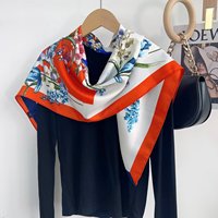 Écharpe carrée en soie à motif botanique éclatant et accrocheur - Accessoire orange et blanc dynamique