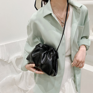 Sac à bandoulière en cuir souple froncé style dumpling, collection Printemps-Été 2026, pour femme - Product Image 3