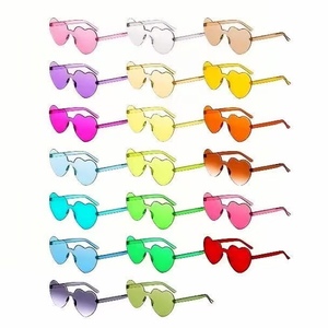 Vente en gros Lunettes de soleil mode unisexes sans monture en forme de cœur Transparent PC Frame UV400 Confortable One Piece Sun Eyewear Candy - Product Image 1