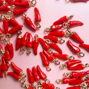 Divertidos Dijes de Chiles Rojos para Niños, Hipoalergénicos, Unisex, de Latón Chapado en Oro, Accesorios de Joyería DIY para Pendientes y Colgantes - Product Image 2