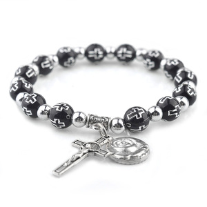 Perles en <span class=keywords><strong>plastique</strong></span> multicolores 8 mm Bracelets croix pas chers Corde élastique solide Bracelets catholiques avec médaille de la Vierge - Product Image 3