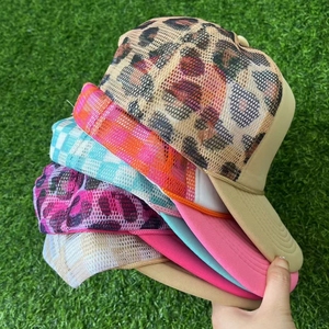 Casquette Trucker en Maille Rose Vif à Motif Léopard, 5 Panneaux, Impression Personnalisée Arbre <span class=keywords><strong>de</strong></span> Noël Léopard, Casquette Trucker en Mousse Tricolore - Product Image 1