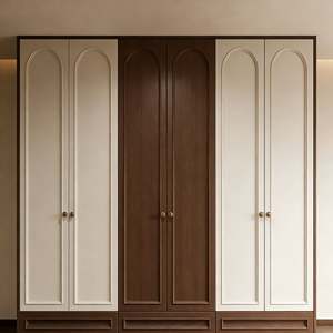 Armoire de luxe sur mesure Balom avec finition blanc crème, portes en bois foncé et détails de lignes courbes - Product Image 4