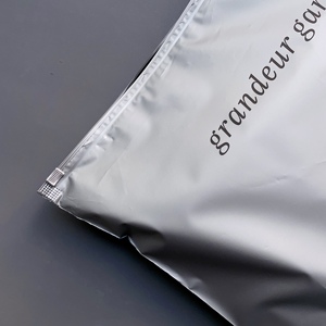 Bolsas de plástico con cierre hermético, color gris mate personalizado, con impresión de logotipo en dos colores, resellables, para empaque de ropa. - Product Image 4