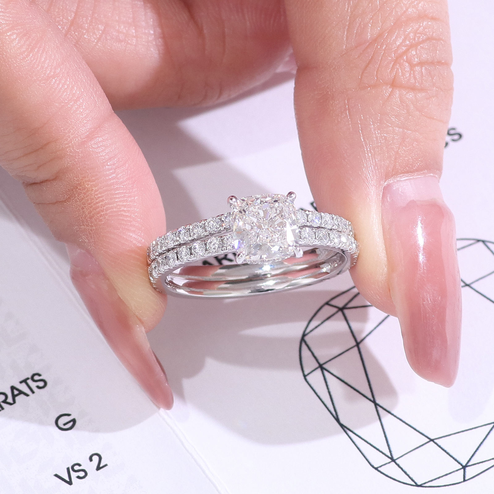 Bague en or blanc 14 carats + diamant moissanite