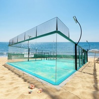 Équipement de terrain de padel commercial avec panneaux en verre trempé de 15 mm, finition peinture poudrée, structure en acier noir, surface de jeu verte