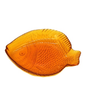 イベント向けのスタイリッシュでユニークな魚型ガラスディッシュ