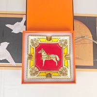 Cendrier en céramique rouge classique de bureau, grand format, à 4 fentes, motif cheval, durable, avec emballage cadeau pour la décoration intérieure