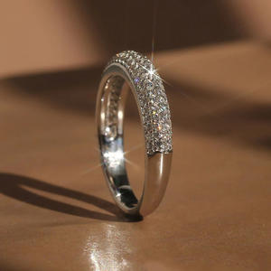 Anello di Diamanti T0777 per Donne, Classico Taglio Brillante Rotondo, Diamante Naturale Colore G, Gioiello con Fascia in Diamanti Bianchi - Product Image 6