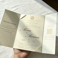 Carte d'invitation de mariage en acrylique doré avec code QR RSVP et design à double pliage en or noir pour les acheteurs en gros