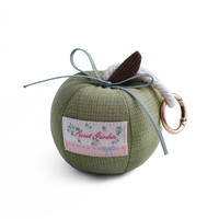 Décorations de Noël artisanales : Sacs en tissu, jouets en peluche, ornements pomme, décorations de voiture charmantes, ambiance paisible et chaleureuse, motifs floraux