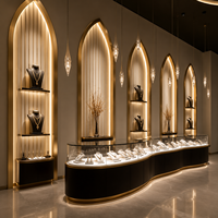 Aménagement intérieur de bijouterie de luxe de style brutaliste, vitrine arquée noire et or sur mesure et aménagement de boutique pour centres commerciaux de luxe