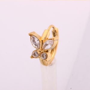Vente en gros Nouvelles tendances Magnifiques boucles d'oreilles Huggie en acier inoxydable de forme géométrique avec zircon pour femmes Plaqué or Élégant et tendance - Product Image 6