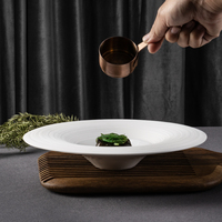 Vente en gros d'assiettes à steak YAYU élégantes européennes blanches mates glaçure plats de service moléculaires apéritif français assiette de présentation en porcelaine