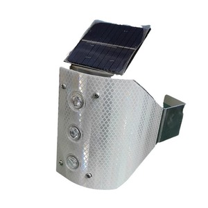 Delimitadores de Tráfico Reflectantes Solares LED para Carreteras en Venta - Product Image 1