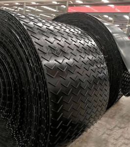 Bande transporteuse en caoutchouc EP à motif nervuré Chevron V Cleat à angle vertical C15 C32, 6 mm, 25 mm de hauteur, largeur 3000 mm, robuste, inclinée - Product Image 6