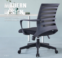 Chaise moderne pivotante en maille avec accoudoir intégré et dossier moyen respirant pour chaise de bureau de conférence du personnel