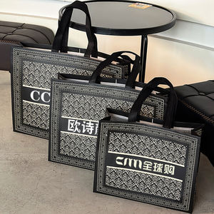 กระเป๋าถือแฟชั่นแบบไม่ถักทอ พิมพ์โลโก้ตามสั่ง สำหรับร้านเสื้อผ้าระดับไฮเอนด์ ถุงช้อปปิ้งเคลือบลามิเนต บรรจุภัณฑ์เสื้อผ้าสตรี ผลิตในจีน - Product Image 5