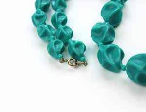 Collier en résine fait main, pendentif unique et coloré, bijoux légers et tendance, accessoire de mode parfait pour un usage quotidien décontracté - Product Image 5