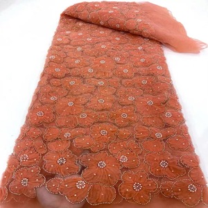 Magnifique et élégante robe de mariée blanche en dentelle avec fleurs 3D et bourgeons perlés, tissu en soie, dentelle de mariée - Product Image 5
