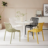 Chaise de salle à manger empilable en plastique moderne et contemporaine pour restaurants et appartements (vente en gros)