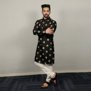 Kurta de Algodón Negro para Hombre con Estampado Floral Blanco, Corte Regular, Largo hasta la Rodilla, Estilo Tradicional Indio Pakistaní, para Fiestas, Bodas y Uso Casual - Product Image 1