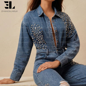 लार्सुर कस्टम फैक्ट्री में लगी जेम शॉकेट डेनिम जैकेट का दर्द धोने का बटन ऊपर की शर्ट पहने महिला - Product Image 5