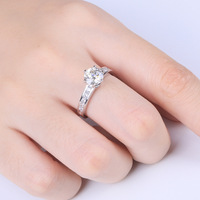 Bague en argent 925 plaqué rhodium avec moissanite ronde et pierres latérales en CZ serties à griffes