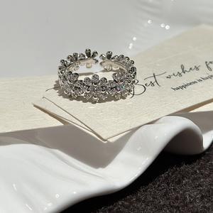 Anillo Floral de Plata Pura S925, Lujo Medieval con Diseño Floral Vintage, Elegancia Francesa Simple, Patrón Geométrico, Piedra Tallada - Product Image 1