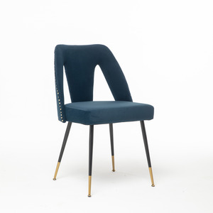 Chaise de salle à manger moderne en velours de la collection Akoya avec clous décoratifs et pieds en métal noir à pointes dorées - Product Image 3