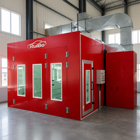Cabine de peinture automobile RuiBo avec garniture blanche et rouge, portes doubles, rangées de lumières LED, grille centrale, aérations au sol et aux murs