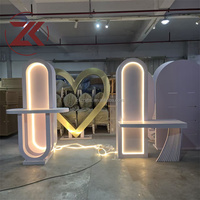 ZKAI Décoration de fête de luxe personnalisée, support de toile de fond en PVC avec éclairage LED, table de présentation de bijoux en acrylique blanc pour mariage