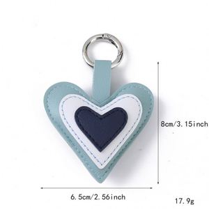 Llavero de cuero moderno con diseño de corazón de tres colores y bloques de color, accesorio colgante para bolso, llavero DIY, adorno para bolso - Product Image 3