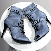 Stivaletti da ballo jazz in denim blu tinta unita con punta aperta, tacco alto, cinturini sottili e suola liscia da 9,5 cm