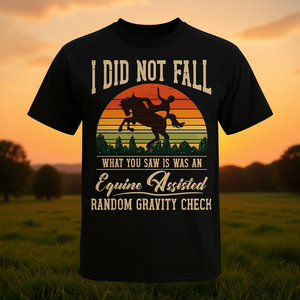 Camiseta con diseño vintage de humor ecuestre: No me caí, revisión aleatoria de gravedad asistida por equinos. - Product Image 3